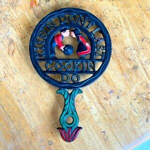 Kissin Don’t Last Cookin Do Cast Iron Trivet